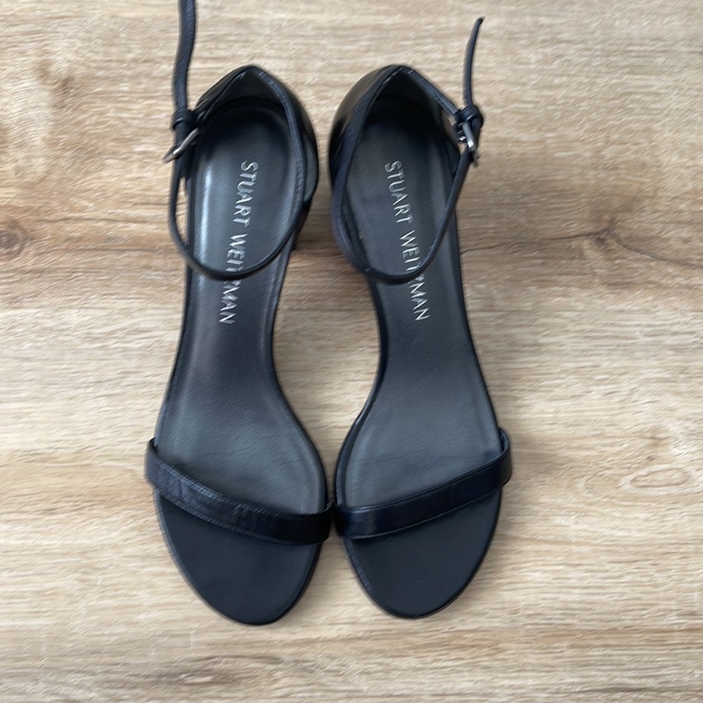 Stuart Weitman Block Heel Sandal in black leather sz 6